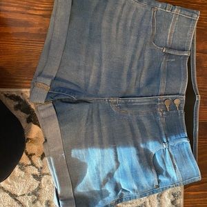 Brand new, never worn 
Apt. 9 size 16 shorts.